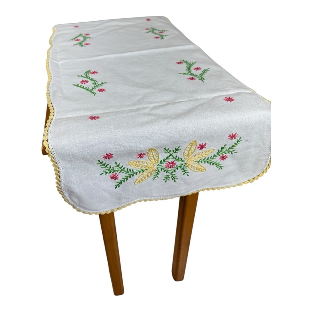 Embroidered Floral‎ Table Runner